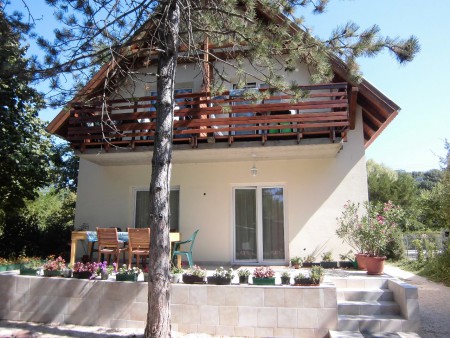 Terasz, ház, erkélyek, a kertből nézve.